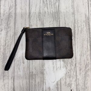 Coach Corner Zip Signature Leather Wristlet EUC